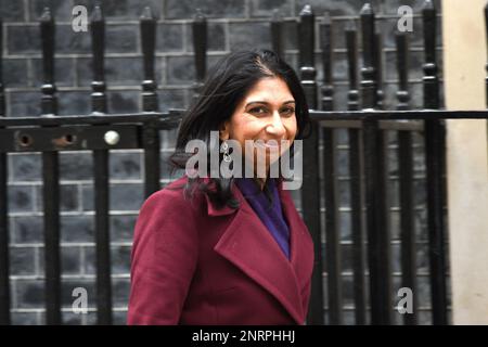 London, Großbritannien. 27. Februar 2023. Die Innenministerin von Suella Braverman kommt in der Downing Street zu einer Kabinettssitzung. Kredit: MARTIN DALTON/Alamy Live News Stockfoto