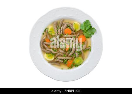 Bayerisches, schwäbisches und österreichisches Gericht, Leberspaetzle in einer Rinderbrühe auf weißem Hintergrund Stockfoto