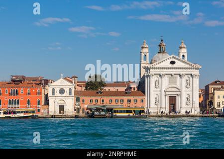 Kirche Santa Maria del Rosario St. Maria vom Rosenkranz oder Gesuati Kirche mit Zattere Vaporetto Landungsstation in Dorsoduro, Venedig, Italien im Februar Stockfoto