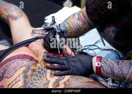 Horikazu, traditionelles japanisches Irezumi, auf der 12. International London Tattoo Convention 2016, Wapping, London, E2, UK. 25. September 2016 Stockfoto