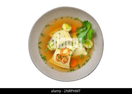 Köstliche Suppe mit schwäbischen Ravioli garniert mit gerösteten Zwiebelringen und serviert in einer grauen Keramikschüssel, isoliert auf weißem Hintergrund Stockfoto