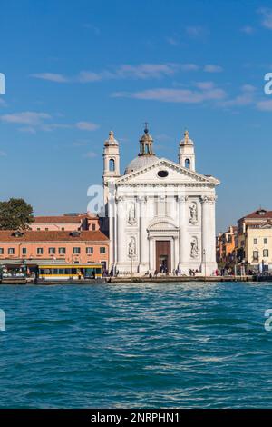 Kirche Santa Maria del Rosario St. Maria vom Rosenkranz oder Gesuati Kirche mit Zattere Vaporetto Landungsstation in Dorsoduro, Venedig, Italien im Februar Stockfoto