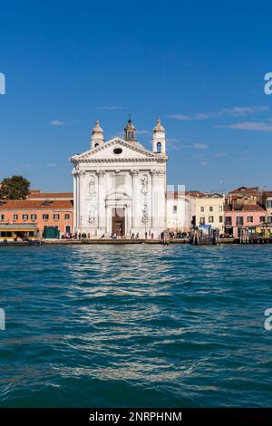 Kirche Santa Maria del Rosario St. Maria vom Rosenkranz oder Gesuati Kirche mit Zattere Vaporetto Landungsstation in Dorsoduro, Venedig, Italien im Februar Stockfoto