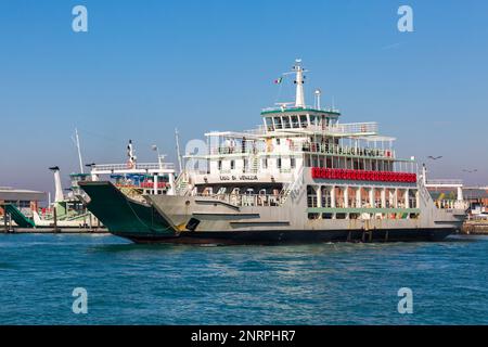 ACT Ferries Autofähre Lido di Venezia, die Autos in Venedig, Italien, transportiert Stockfoto
