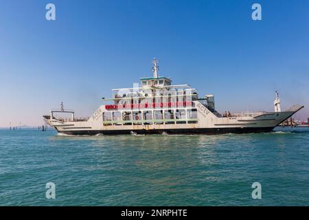 ACT Ferries Autofähre Lido di Venezia, die Autos in Venedig, Italien, transportiert Stockfoto