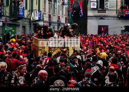 Der historische Karneval von ivrea 2023 Stockfoto