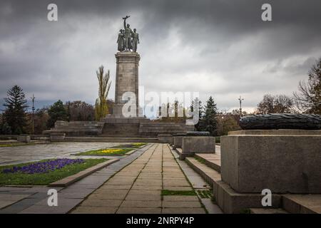 Sowjetarmee-Denkmal für den Zweiten Weltkrieg in Sofia am Herbstabend, Bulgarien, Osteuropa Stockfoto