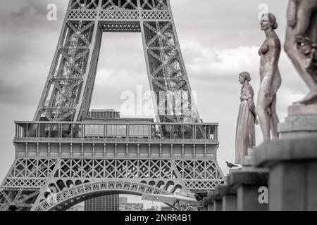 Eiffelturm und französische Architektur vom Trocadero bei Sonnenaufgang, Paris, Frankreich Stockfoto