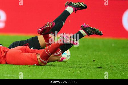 Der Symbolspieler kämpft um den Ball, gegen den Ball, gegen das Duell, gegen den Kopf, gegen den Zweikampf, Action, Kämpfe im Spiel FC BAYERN MÜNCHEN - 1. FC UNION BERLIN 3-0 1. Deutsche Fußballliga am 26. Februar 2023 in München. Saison 2022/2023, Spieltag 22, 1. Bundesliga, FCB, München, 22.Spieltag. © Peter Schatz / Alamy Live News - DFL-VORSCHRIFTEN VERBIETEN DIE VERWENDUNG VON FOTOS als BILDSEQUENZEN und/oder QUASI-VIDEO - Stockfoto