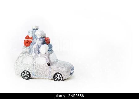 Silberner Retro-Spielzeugwagen mit Weihnachtsgeschenken oder Neujahrsgeschenken auf weißem Hintergrund. Weihnachtsspielzeug. Das Konzept der Weihnachtsfeierlichkeiten, Fröhliche Weihnachten Stockfoto