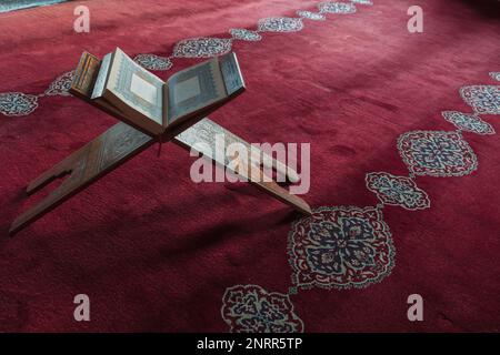 Der Heilige Koran auf dem Rednerpult. Islamisches oder ramadan-Hintergrundfoto mit Kopierbereich für Text. Istanbul Turkiye - 1.18.2023 Stockfoto