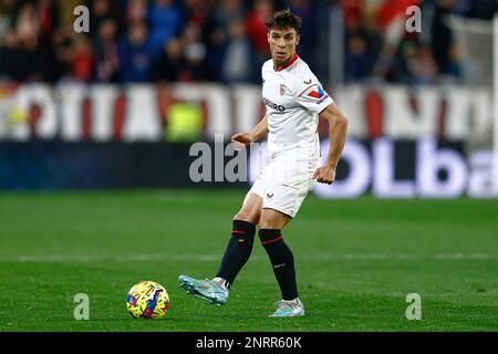 Oliver Torres vom FC Sevilla während des Spiels La Liga zwischen dem FC Sevilla und CA Osasuna spielte am 26. Februar im Sanchez Pizjuan Stadium in Sevilla, Spanien. (Foto: Antonio Pozo / PRESSIN) Stockfoto