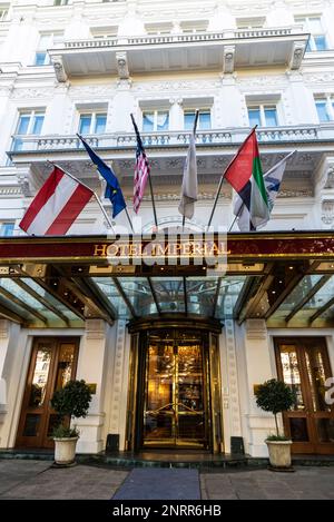 Wien, Österreich - 17. Oktober 2022: Fassade und Eingang des Imperial Hotels, einem klassischen Gebäude in Innere Stadt, Wien, Österreich Stockfoto