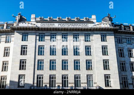 Wien, Österreich - 18. Oktober 2022: Fassade des österreichischen Postsparkassengebäudes oder der Osterreichischen Postsparkasse, das vom Bogen entworfen wurde Stockfoto