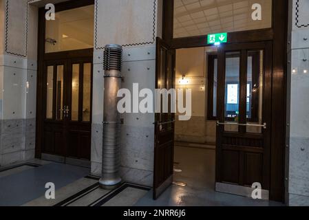 Wien, Österreich - 18. Oktober 2022: Saal der Österreichischen Postsparbank oder Osterreichische Postsparkasse, vom Archi entworfenes Gebäude Stockfoto