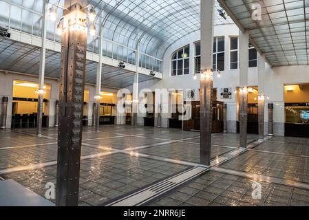 Wien, Österreich - 18. Oktober 2022: Saal der Österreichischen Postsparbank oder Osterreichische Postsparkasse, vom Archi entworfenes Gebäude Stockfoto