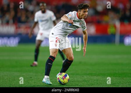 Oliver Torres vom FC Sevilla während des Spiels La Liga zwischen dem FC Sevilla und CA Osasuna spielte am 26. Februar im Sanchez Pizjuan Stadium in Sevilla, Spanien. (Foto: Antonio Pozo / PRESSIN) Stockfoto