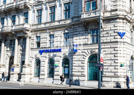 Wien, Österreich - 18. Oktober 2022: Fassade und Logo der Volksbank mit Menschen in Innere Stadt, Wien, Österreich Stockfoto
