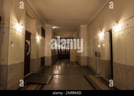 Wien, Österreich - 18. Oktober 2022: Saal der Österreichischen Postsparbank oder Osterreichische Postsparkasse, vom Archi entworfenes Gebäude Stockfoto