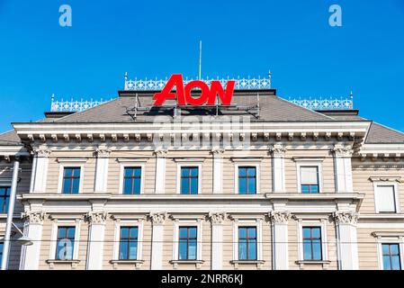 Wien, Österreich - 17. Oktober 2022: Fassade und Logo des Hauptsitzes von AON, Versicherungsmakler in Wien, Österreich Stockfoto