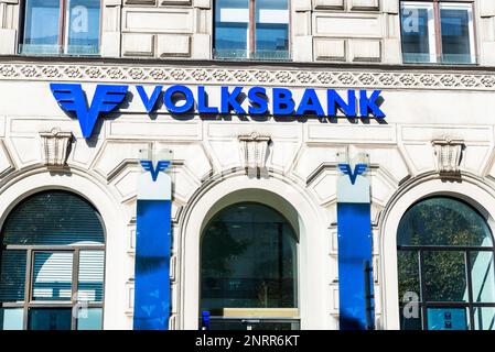 Wien, Österreich - 18. Oktober 2022: Fassade und Logo der Volksbank in Innere Stadt, Wien, Österreich Stockfoto