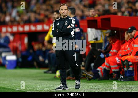 CA Osasuna Cheftrainer Jagoba Arrasate während des Spiels La Liga zwischen dem FC Sevilla und CA Osasuna am 26. Februar im Sanchez Pizjuan Stadion in Sevilla, Spanien. (Foto: Antonio Pozo / PRESSIN) Stockfoto