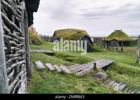 Traditionelles antikes Wikingerdorf. Alte Holzhäuser in der Nähe des Vestrahorns auf der Halbinsel Stokksnes, Hofn, Island. Beliebte Touristenattraktion. Stockfoto