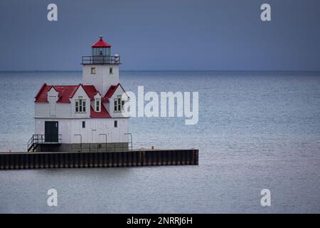 Der Leuchtturm Pierhead am Lake Michigan, der ursprünglich 1912 erbaut und bis 1931 umgebaut wurde, befindet sich in Kewaunee, Wisconsin. Stockfoto