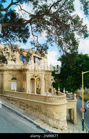 Gebäude des ehemaligen Casino Notabile in Mdina, Malta. Traditionelle maltesische Architektur, klassische Fassade. Stockfoto