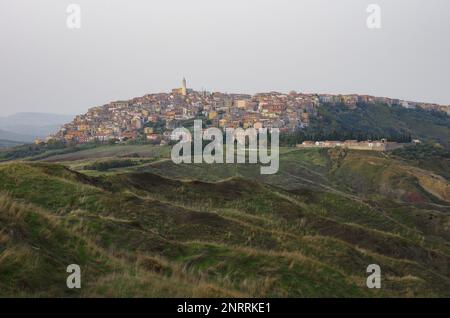 Das Erdrutschsystem mit den Gullies und im Hintergrund Montenero di Bisaccia, eine kleine Stadt in der Region Lower Molise, Italien Stockfoto