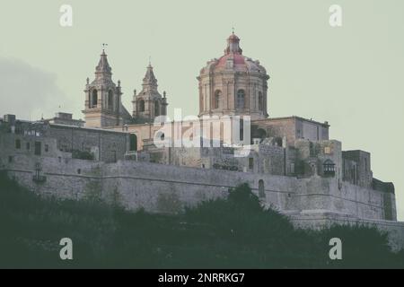 Die auf einem Hügel befestigte Hauptstadt Malta, die Stille Stadt, Mdina oder L-Imdina mit riesigen Mauern, Kuppeln und Türmen. Vintag der analogen Kamera Stockfoto