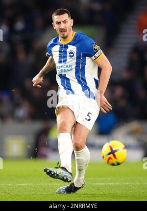 Aktenfoto von 04-02-2023 von Lewis Dunk. Roberto De Zerbi ist verblüfft, dass Lewis Dunk noch nie von einem führenden Premier League-Verein abgeworben wurde, bevor der langjährige Verteidiger 400. für Brighton auftauchte. Ausgabedatum: Montag, 27. Februar 2023. Stockfoto