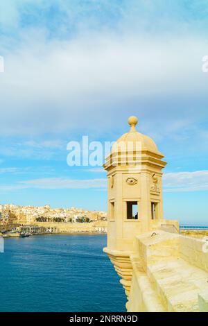 Der wunderschöne Kalkstein-uralte, traditionelle Wachturm mit Blick von den Gardjola-Gärten in Senglea auf den Grand Harbour und Valletta, Stockfoto