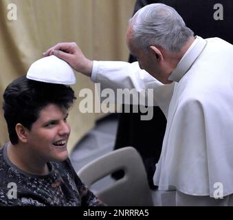 13. März 2023 markiert 10 Jahre Papst Franziskus. Auf dem Bild : Papst Franziskus während der allgemeinen Audienz im Saal Paul VI im Vatikan, 13. Januar 2016 Stockfoto