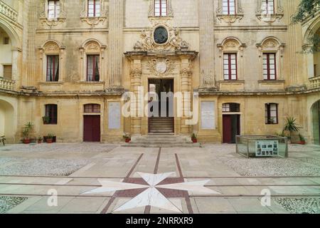 Mdina, Malta. 22. November 2017 Palazzo Vilhena (jetzt Nationalmuseum für Naturgeschichte). Traditionelle maltesische Architektur, klassische Fassade. Stockfoto