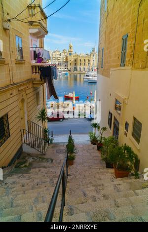 L-ISLA, MALTA - 23. NOVEMBER 2017 Meerblick nach Valletta von der antiken Straße mit farbenfrohen Balkonen in der antiken Stadt L-Isla. Stockfoto