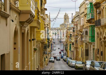 L-ISLA, MALTA - 23. NOVEMBER 2017 Blick auf die hügelige Straße mit farbenfrohen Balkonen in der antiken Stadt L-Isla. Stockfoto