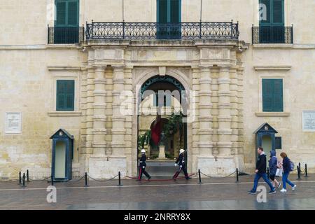 Valletta, Malta - 27. November 2017 die maltesischen Soldaten in traditioneller Uniform halten eine Wache vor dem Großmeisterpalast. Stockfoto