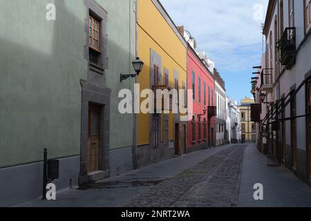 Typische koloniale Gebäude in der schattigen Straße von Las Palmas, Gran Canaria Stockfoto