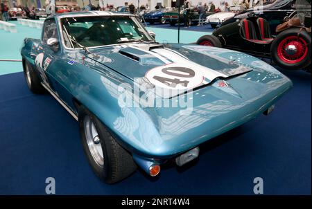 Dreiviertel Vorderansicht eines 1965, Chevrolet Corvette Stingray C2 FIA Rennwagens, ausgestellt auf der London Classic Car Show 2023 Stockfoto