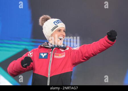 Planica Hill, Planica, Slowenien. 25. Februar 2023. 2023 FIS-Weltmeisterschaft Nordic Ski; Medaillenzeremonie, Österreichs Eva Pinkelnig Credit: Action Plus Sports/Alamy Live News Stockfoto