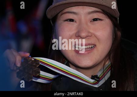 Planica Hill, Planica, Slowenien. 25. Februar 2023. 2023 FIS-Weltmeisterschaft Nordic Ski; Medaillenzeremonie, Japans Haruka Kasai während der Medaillenzeremonie Credit: Action Plus Sports/Alamy Live News Stockfoto