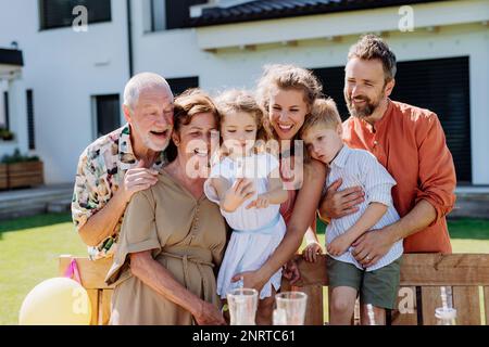 Familien mehrerer Generationen machen im Sommer während einer Gartenparty Selfie im Garten. Stockfoto