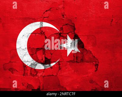 Erdbeben in der türkei, Flaggen der türkei an einer Mauer mit Rissen von einem Erdbeben Stockfoto