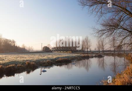 Winterszene am Fluss Waveney in der Nähe von Mendham, Suffolk, Großbritannien Stockfoto