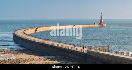 Roker Pier und Leuchtturm am Eingang zu River Wear in Sunderland an der Küste von Nordostengland Stockfoto