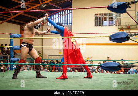 Lucha Libre. Wrestler im Kampf, Sportzentrum La Ceja, El Alto, La Paz, Bolivien Stockfoto