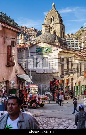 Calle Sagarnaga, im Hintergrund der Kirche San Francisco, La Paz, Bolivien Stockfoto
