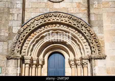 Melide, Galicien, Spanien. Wichtiger Meilenstein auf der Strecke Camino de Santiago. Blick auf das San Roque Kapellentor Stockfoto