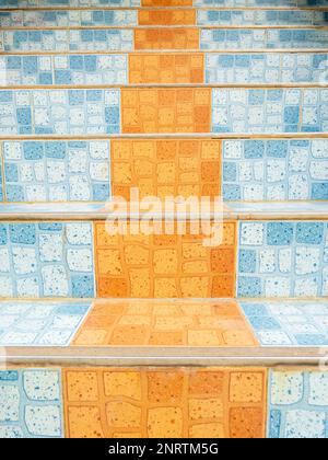 Nahaufnahme des Fliesenmusters auf der Treppe der örtlichen Grundschule, Vorderansicht für den Hintergrund. Stockfoto